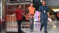 Fungsional Pemeriksa Pajak Pertama, Kantor Pelayanan Pajak Penanaman Modal Asing Tiga, Kantor Wilayah Direktorat Jenderal Pajak Jakarta Khusus M Naim Fahmi keluar gedung KPK dengan mengenakan rompi tahanan.