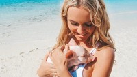 Pilot cantik ini juga tidak takut-takut saat main dengan babi di Pig Beach, Bahama. Seru sekali ya! (Foto: Instagram/@pilotmadeleine)