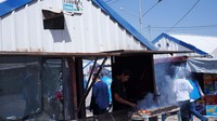 Di pasar ini terdapat sejumlah kebutuhan sehari-hari.