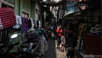 Layaknya permukiman padat penduduk di kawasan lainnya, di sini tempat tinggal warga pun berdiri saling menghimpit dan memanfaatkan lahan semaksimal mungkin. Aktivitas warganya pun hilir mudik tak henti dan membuat kawasan ini tak pernah sepi.