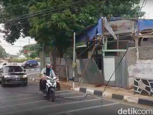 Bahaya! Kabel di Pasar Minggu Tersambar Truk dan Menjuntai ke Jalan
