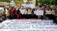 Berbagai spanduk dengan tulisan Demi Indonesia Aku Rela Skincare ku Sia-sia, Jika Bukan Demi Kalian Aku Lebih Baik Rebahan, Cukup Aku yang Lemah KPK Jangan dan lain-lain. 