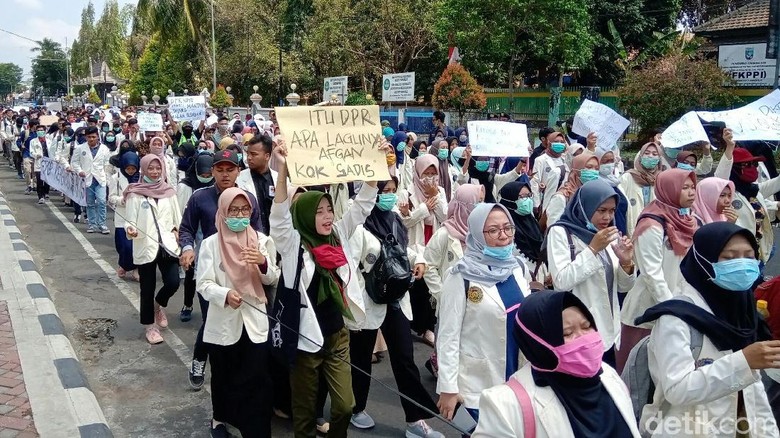 Ancaman di Balik Populisme Ancaman di Balik Populisme