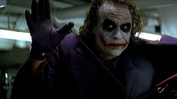 Siapa sangka di balik jaketnya berwarna ungu itu ada granat. Foto: Screen Rant