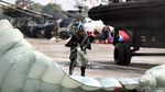 Aksi Keren Para Penerjun Payung di Geladi Bersih HUT TNI