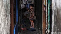 Menurut Yayat struktur permukiman Jakarta sudah sangat padat, bahkan dalam satu kilometer persegi ada 16.000 sampai 20.000 jiwa di dalamnya. Hal tersebut berarti kawasan permukiman sudah sangat padat, rapat dan tidak ada jarak antar bangunan.
