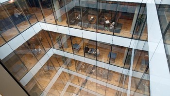 Kejatuhan startup WeWork kabarnya banyak disebabkan oleh kelakuan Adam sendiri. Dia hidup glamor, gemar berpesta, menghisap mariyuana di pesawat pribadi, meeting dengan minuman beralkohol dan tingkah minus lain. Foto: Office Lovin