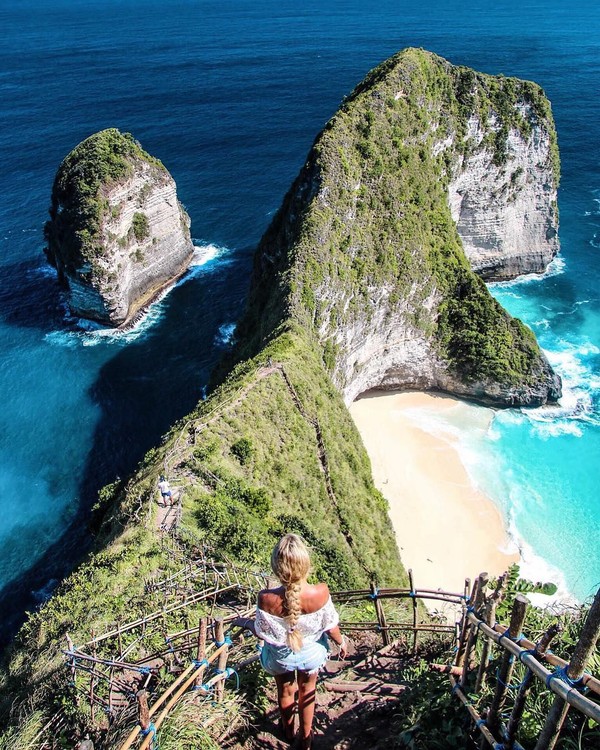 Madeleine juga pernah liburan ke Bali. Dia berfoto dengan latar belakang Pantai Kelingking yang terkenal di Nusa Penida. (Foto: Instagram/@pilotmadeleine) Madeleine juga pernah liburan ke Bali. Dia berfoto dengan latar belakang Pantai Kelingking yang terkenal di Nusa Penida. (Foto: Instagram/@pilotmadeleine)