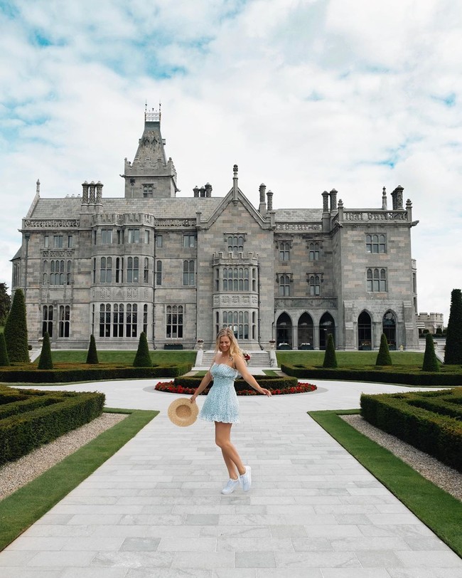 Banyak orang merasa tidak bisa jalan-jalan sendirian, apalagi wanita. Lalu apa yang membuat Kiki berani bepergian sendiri? Ada beberapa hal yang terasa bebas dan menyenangkan saat jalan-jalan sendiri. Menjadi bisa melakukan apa yang kamu inginkan, kapan pun, adalah sesuatu yang diremehkan. Foto: Instagram @theblondeabroad