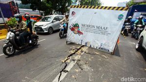Hati-hati, Ada Jalan Retak di Kawasan Hayam Wuruk Jakarta