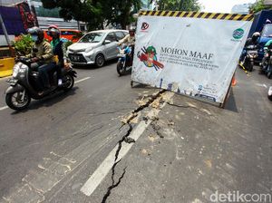 Hati-hati, Ada Jalan Retak di Kawasan Hayam Wuruk Jakarta