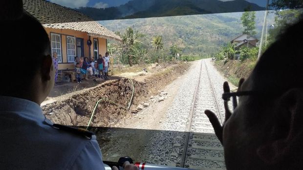 Senyum semringah warga sambut kereta di jalur reaktivasi Cibatu-Wanaraja