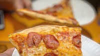 Di Kemang ada gerai pizza khas New York bernama Pizza Place. Ukuran per potong pizzanya lebih besar dengan tekstur tipis. Toppingnya ada pepperoni, keju, pesto, sampai bacon beef. Foto: Instagram xtremefoodie