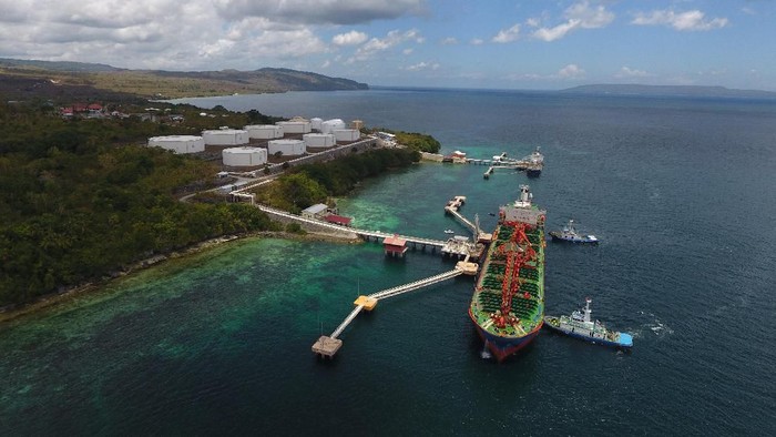 Kapal tanker melakukan bongkar BBM di salah satu jetty milik PT Pertamina (Persero) Terminal Transit BBM Baubau, Sulawesi Tenggara, Rabu (2/10/2019). Terminal transit BBM tersebut saat ini menjadi pusat suplai untuk depot lain di  Sulawesi Tenggara, Nusa Tenggara Timur dan Kepulauan Maluku. ANTARA FOTO/Jojon/foc.