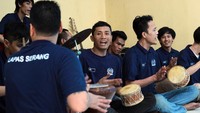 Misalnya memberikan pelatihan bimbingan kerja, kegiatan keagamaan, olahraga, kesenian, bahkan ilmu bercocok tanam yang dipraktekkan di lingkungan lapas.
