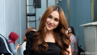 Ayu pun berbagi tips merawat wajahnya yakni dengan berwudhu. Pool/Noel/detikFoto.