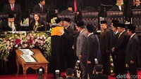 Bambang Soesatyo mendapat ucapan selamat dari Ketua MA Hatta Ali.
