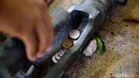 Wisatawan yang selesai berkunjung bisa meninggalkan uang atau rokok sebagai sesajen. Uang tersebut nantinya akan dikumpulkan oleh Mangkubumi dan dimasukkan ke dalam kas adat. (Muhammad Ridho)