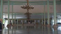 Selain itu, pendopo ini dapat difungsikan sebagai tempat pertunjukkan tari dan wayang. Tempat ini semacam ruang besar seperti aula dengan ornamen serta warna bercorak Pura Mangkunegaran. (Ria Rahmawati/dTraveler)