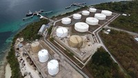 Kapal tanker melakukan bongkar BBM di salah satu jetty milik PT Pertamina (Persero) Terminal Transit BBM Baubau, Sulawesi Tenggara, Rabu (2/10/2019). ANTARA FOTO/Jojon.