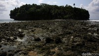 Ya, pulau karang mungil ini pernah jadi tempat Presiden Jokowi cuci muka. Di Tanjung inilah, para leluhur membuat benteng.