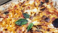 Pizza kayu bakar adalah menu andalan Hoppipolla di Cipete. Tersedia dalam pilihan topping seperti pepperoni dan Cheesipolla yang memadukan saus marinara, keju mozzarella, red cheese, hingga keju parmesan. Foto: Instagram hoppipolla_eat