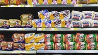 Beberapa unggahan foto Zazie di Instagram berupa makanan. Seperti deretan roti tawar di supermarket Amerika Serikat ini yang ternyata kebanyakan merek Eropa. Foto: Instagram zaziebeetz