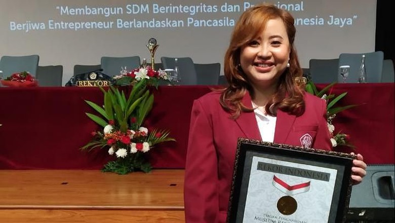 Senyum Dr Dr Yenita SE MM MBA MSi MT MH MPD MAK ME MIKOM MMSI Raih Rekor Muri Senyum Dr Dr Yenita SE MM MBA MSi MT MH MPD MAK ME MIKOM MMSI Raih Rekor Muri