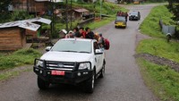 Mereka dibawa dengan mobil bak terbuka menuju bandara. ANTARA FOTO/Sevianto Pakiding.