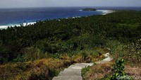 Sampai di kaki mercusuar, pemandangan lanskap Pulau Miangas akan membayar lelah Anda ketika mendaki.