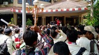 Dalam tuntutannya, mereka menuntut Presiden menerbitkan Perppu UU KPK, menolak RUU KUHP, RUU Minerba, RUU Pertanahan hingga menuntut kepada aparat untuk mengusut tuntas kasus meninggalnya Randi dan Yusuf.