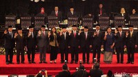 Bambang Soesatyo, Ahmad Basarah, Ahmad Muzani, Lestari Moerdijat, Jazilul Fawaid, Syarief Hasan, Hidayat Nur Wahid, Zulkifli Hasan, Arsul Sani, dan Fadel Muhammad foto bersama pimpinan rapat sementara MPR Abdul Wahab Dalimunthe.