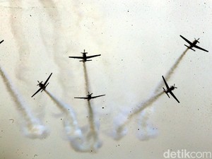 Ribuan Prajurit TNI Unjuk Gigi di Depan Jokowi: Bela Diri hingga Atraksi Udara