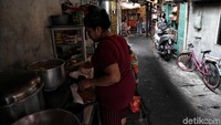 Tak hanya areanya yang padat, Yayat pun mengatakan bahan bangunan rumah yang semi permanen, seperti berbahan kayu, membuat kebakaran semakin mudah merambat ke lokasi lainnya.