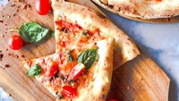 Sopra Cafe di Street Gallery PIM punya pizza yang wajib dicoba. Menu andalannya adalah pizza formaggi, margherita, salami, dan arrabiata. Foto: Instagram sopracafe