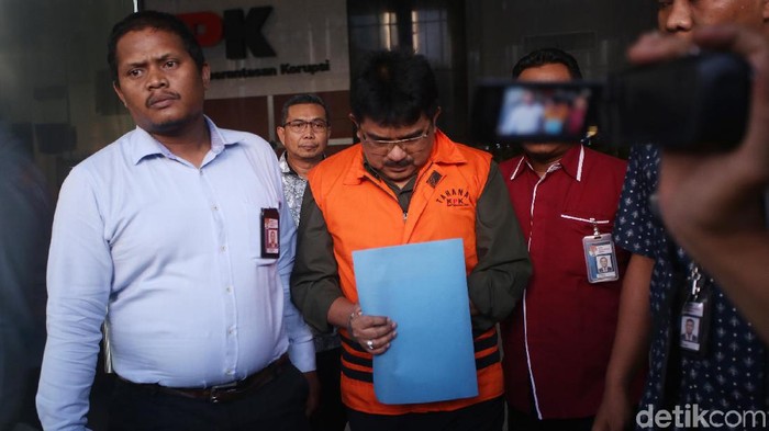 KPK menahan tersangka kasus dugaan suap dalam restitusi pajak PT Wahana Auto Eka Marga (WAE). Mereka adalah mantan Kepala Kantor Pelayanan Pajak Penanaman Modal Asing Tiga Yul Dirga (berkacamata) dan Fungsional Pemeriksa Pajak Pertama, Kantor Pelayanan Pajak Penanaman Modal Asing Tiga, Kantor Wilayah Direktorat Jenderal Pajak Jakarta Khusus M Naim Fahmi.