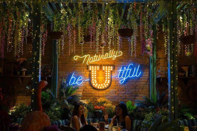 Bisa Nongkrong Cantik di 5 Kafe yang Berhias Lampu Neon