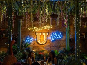 Bisa Nongkrong Cantik di 5 Kafe yang Berhias Lampu Neon