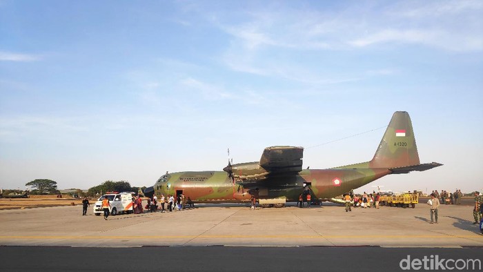 Warga Sumbar yang eksodus dari Wamena tiba di Lanud Halim Perdanakusuma menumpangi Hercules C130, Kamis (3/10/2019). Kadispen TNI AU, Marsma TNI Fajar Adriyanto, mengatakan warga akan lanjut ke Sumbar malam ini