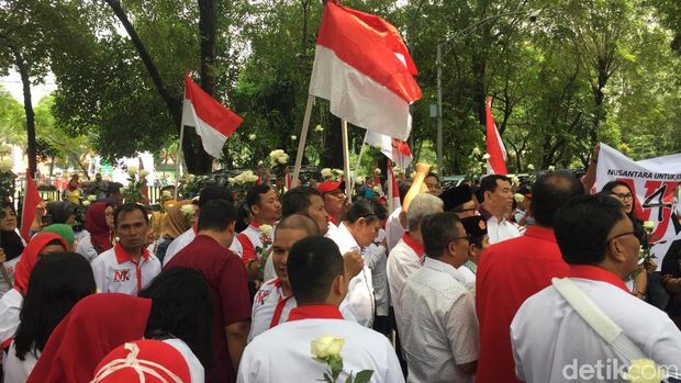 Pendukung Jokowi menggelar aksi di depan DPRD Sumut, Jl Imam Bonjol, Medan, Kamis (3/9/2019)
