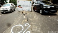 Kondisi jalan yang retak dan mencuat itu diketahui akibat tekanan dari alat bor dari proyek pengerjaan pemasangan pipa air bersih yang berada tak jauh dari lokasi jalan retak tersebut.