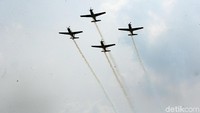 Berbagai bentuk formasi dilakukan para TNI AU.