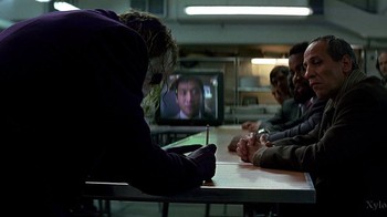 Masih di film The Dark Knight, Joker mengeluarkan kepiawaian sebagai villian dengan pensil yang bisa jadi senjata mematikan. Foto: Screen Rant