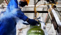 Pengisian gas ini dilakukan di Stasiun Pengisian Bahan Bakar Elpiji (SPBE) di kawasan Terminal LPG Makassar.
