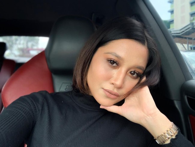 Beratnya dugaan mereka, hanya Allah SWT saja yang tahu. Istri saya bukan tidak hormat atau mau larikan diri. Saat menunggu kedatangan ibu, istri saya sudah mengeluarkan air mata dan badan pun gemetar, jelas sang suami Foto: Instagram @nuraaen