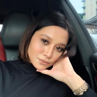 Beratnya dugaan mereka, hanya Allah SWT saja yang tahu. Istri saya bukan tidak hormat atau mau larikan diri. Saat menunggu kedatangan ibu, istri saya sudah mengeluarkan air mata dan badan pun gemetar, jelas sang suami Foto: Instagram @nuraaen