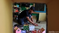 Kertas tak hanya dibuat dari kayu maupun batang pohon. Di daerah Bandung, Jawa Barat, ada sebuah rumah produksi yang membuat kertas dan souvenir dari pelepah pisang.