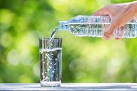 Banyak Minum Air Putih Bisa Bikin Suasana Hati Ceria?