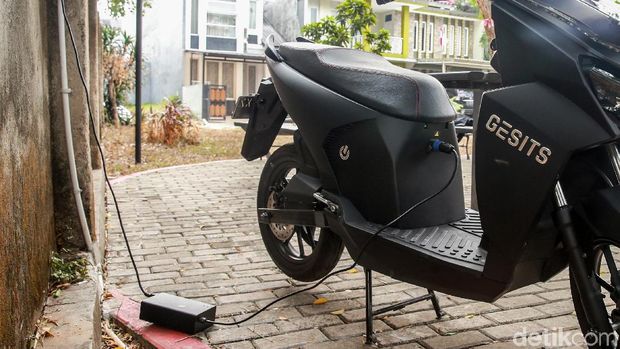 Tes Motor Listrik Gesits, Kena Hujan dan Lewati Tanjakan Curam