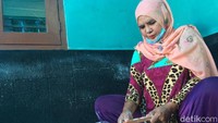 Salah satunya Atin (58), yang sudah 5 tahun bekerja sebagai pembuat kue seperti bagiak, kue satu, atau kue kacang. (Frieda Isyana Putri/detikHealth)